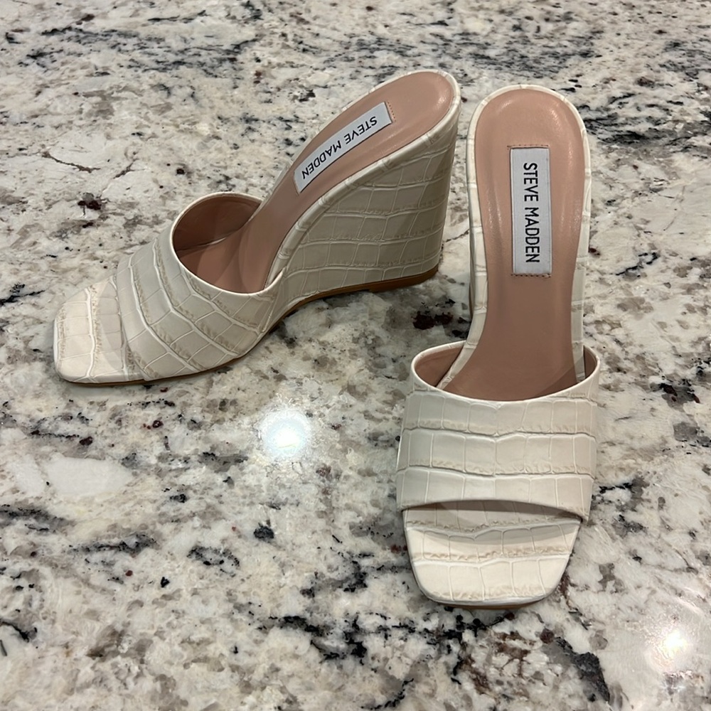 🌻NEW Steve Madden Bone‎ Ivory "Veles" Wedge Heel Sandals Sz 6 Croco Embossed